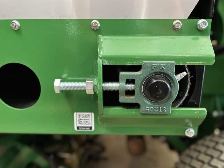 Tightening best has never been easier on the multispread 415 stand on topdresser