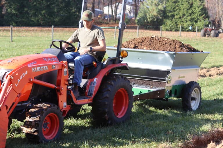 what is the difference between mulching and topdressing